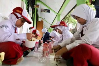 243 Siswa SDN Petojo Selatan 06 Dapatkan Makan Bahagia Gratis